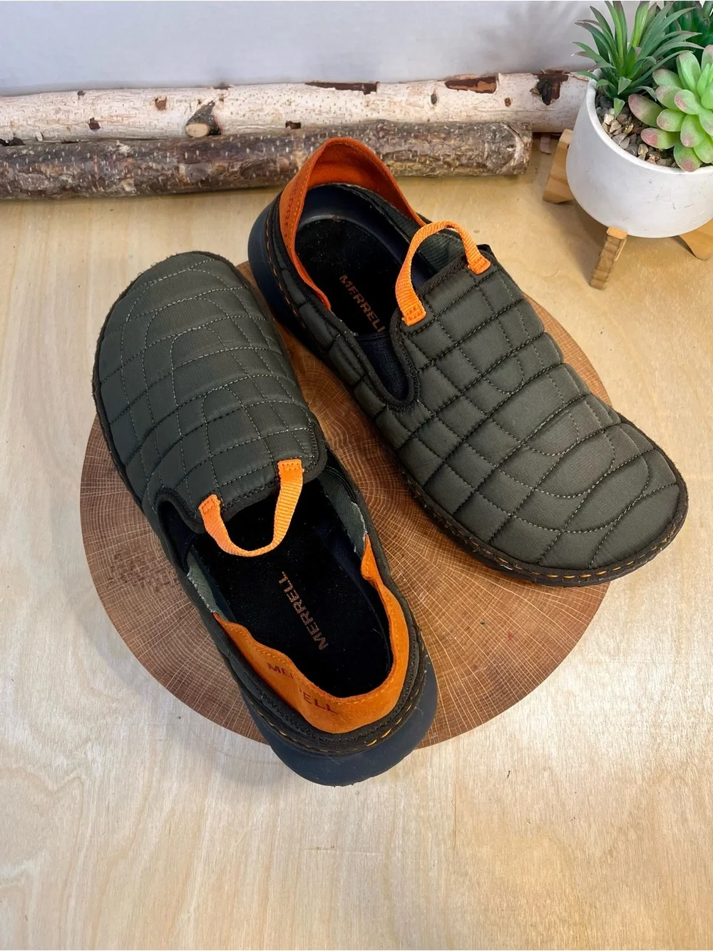 Merrell Men's Hut Moc slippers in quilted Olive Nylon Size 10